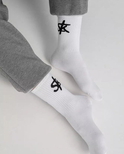 Sofa Killer baltos kojinės su juodu SK logotipu