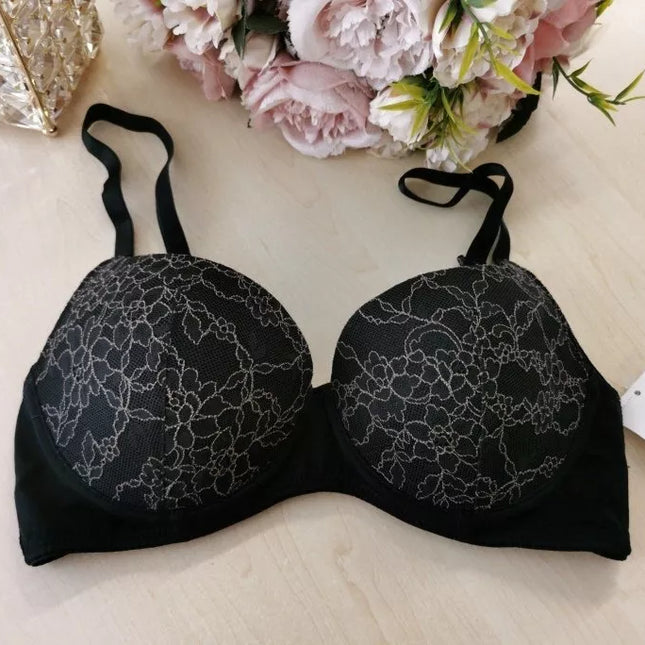 Sloggi 75C dydžio juodos spalvos liemenėlė Light lace WHP