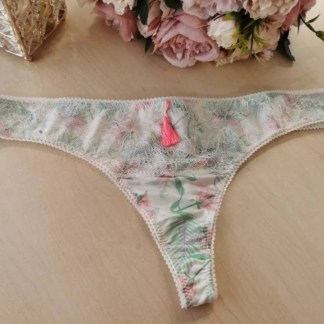 Hunkemoller XL(42) dydžio margi moteriški stringai Off White 11288905