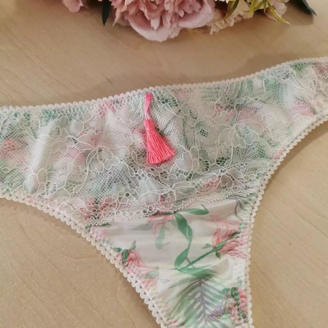Hunkemoller XL(42) dydžio margi moteriški stringai Off White 11288905