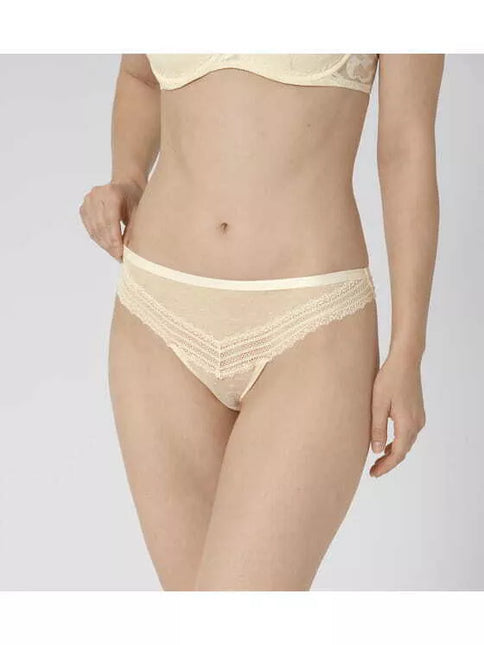Triumph geltonos spalvos perregimos kelnaitės  Tempting Tulle String