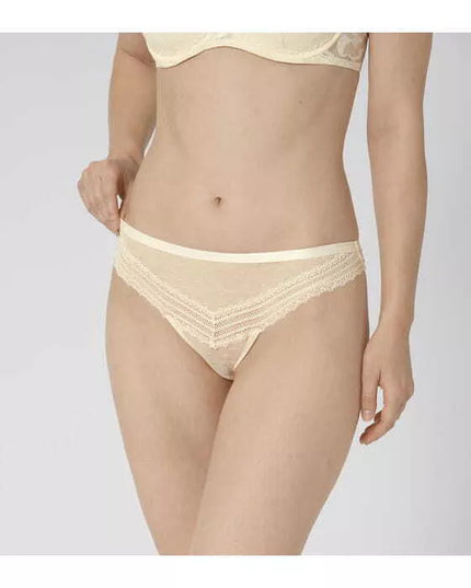 Triumph geltonos spalvos perregimos kelnaitės  Tempting Tulle String