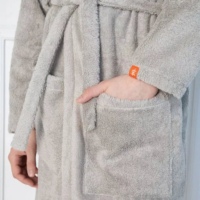 Sofa Killer šviesiai pilkas frotinis chalatas
