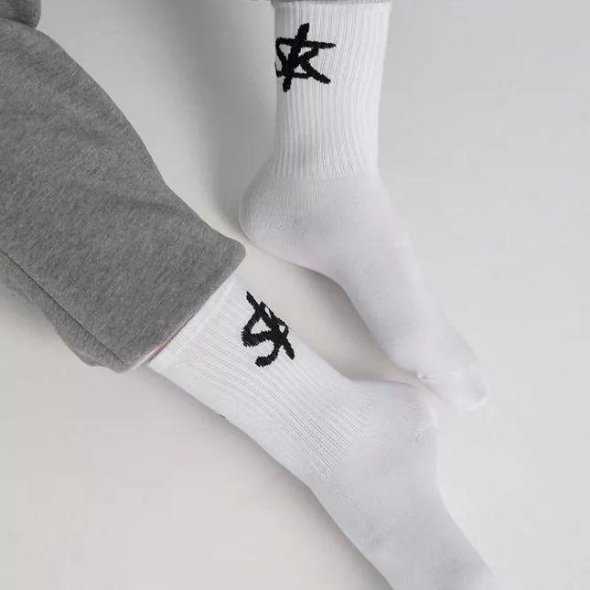 Sofa Killer baltos kojinės su juodu SK logotipu