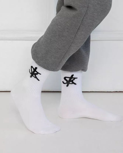 Sofa Killer baltos kojinės su juodu SK logotipu