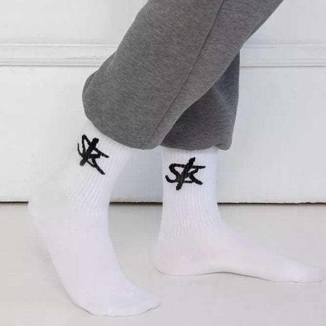 Sofa Killer baltos kojinės su juodu SK logotipu