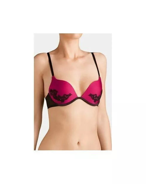 Triumph 80D bordo spalvos liemenėlė dekoruota juodais neriniais  Scarlet Essence WHU