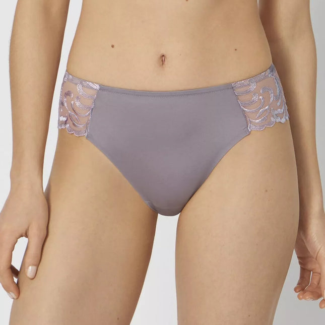 Triumph 44(XXL) dydžio violetinės spalvos kelnaitės Modern Finesse Tai