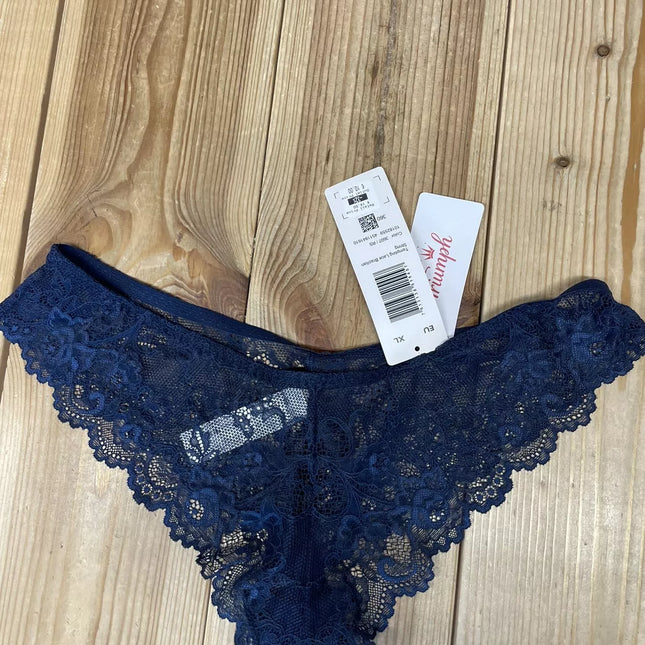 Triumph vyšninės tamsiai mėlynos spalvos kelnaitės iš nėrinių Tempting Lace Brazilian String