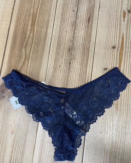 Triumph vyšninės tamsiai mėlynos spalvos kelnaitės iš nėrinių Tempting Lace Brazilian String
