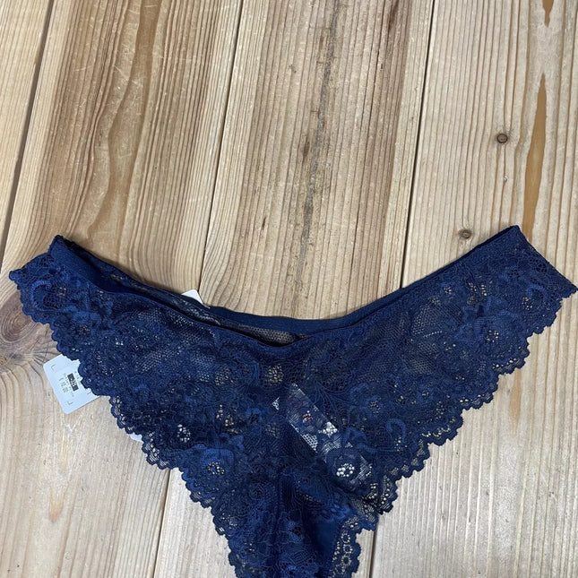 Triumph vyšninės tamsiai mėlynos spalvos kelnaitės iš nėrinių Tempting Lace Brazilian String