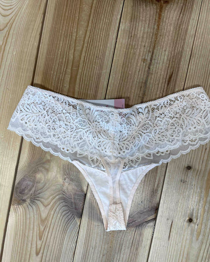 Triumph 44 (XXL) dydžio švelnios persiko spalvos nėriniuotos kelnaitės Amourette Spotlight Hipster String