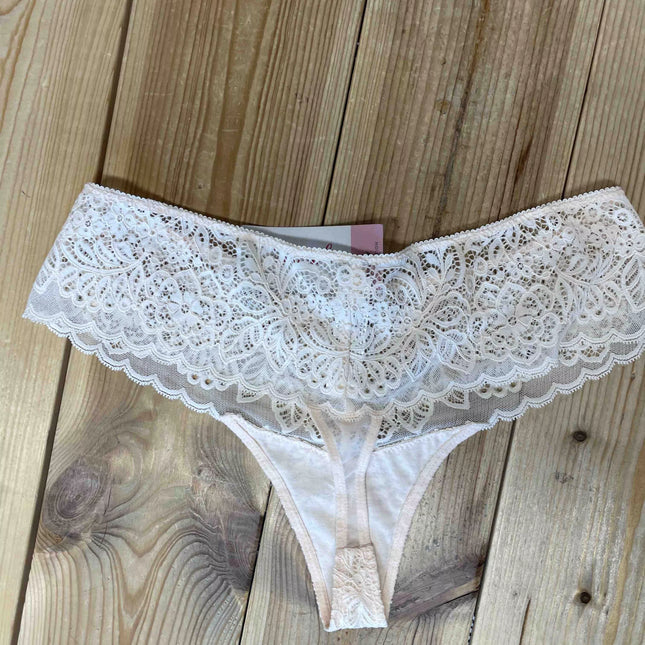 Triumph 44 (XXL) dydžio švelnios persiko spalvos nėriniuotos kelnaitės Amourette Spotlight Hipster String