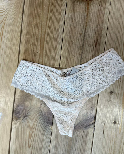 Triumph 44 (XXL) dydžio švelnios persiko spalvos nėriniuotos kelnaitės Amourette Spotlight Hipster String