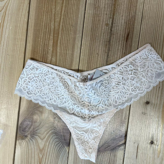 Triumph 44 (XXL) dydžio švelnios persiko spalvos nėriniuotos kelnaitės Amourette Spotlight Hipster String